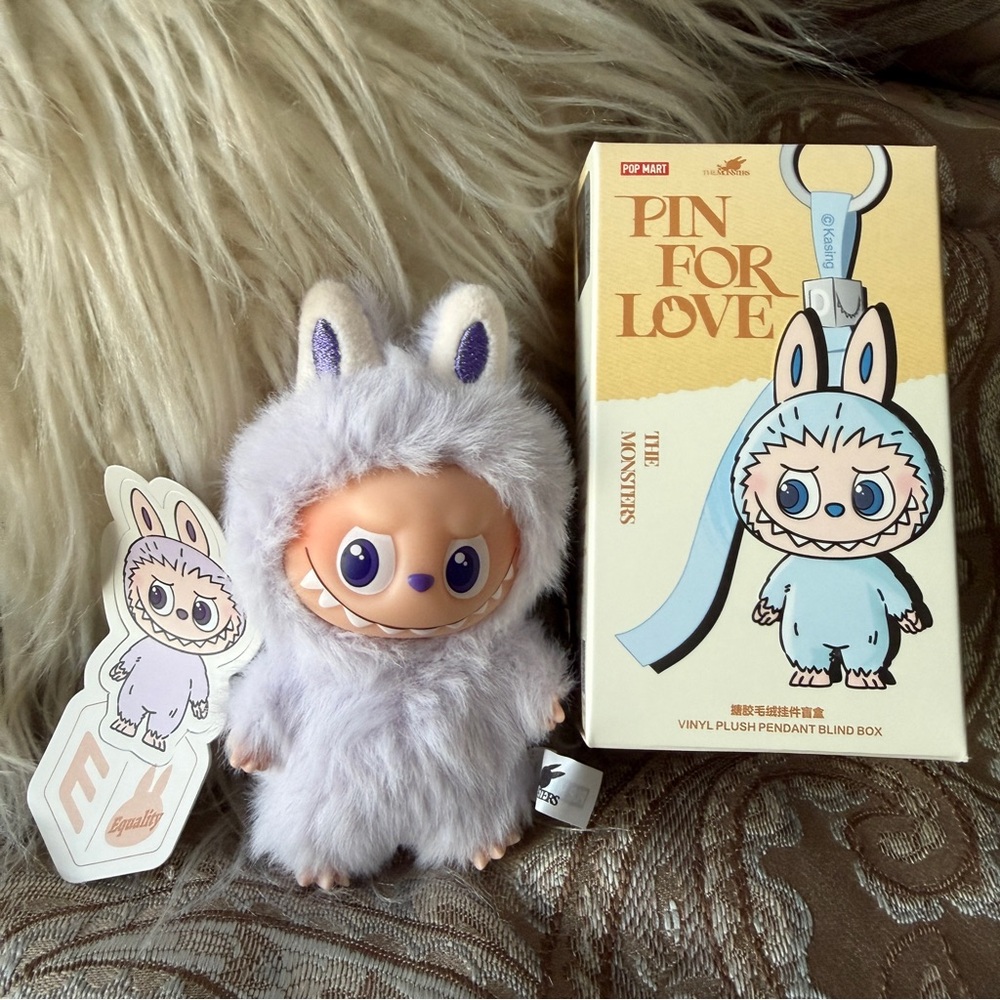 LABUBU “E” Pin for Love